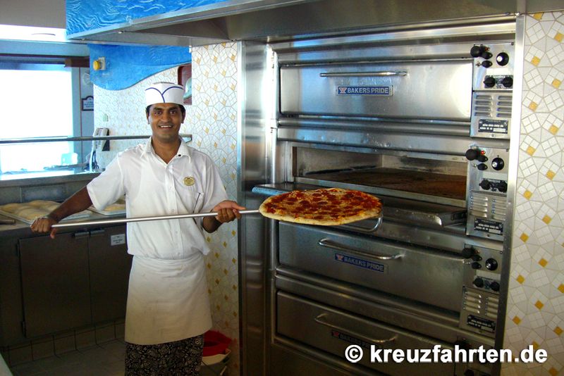 Leckere, frisch gebackene Pizzen bietet die Pizzeria auf dem Lido Deck.