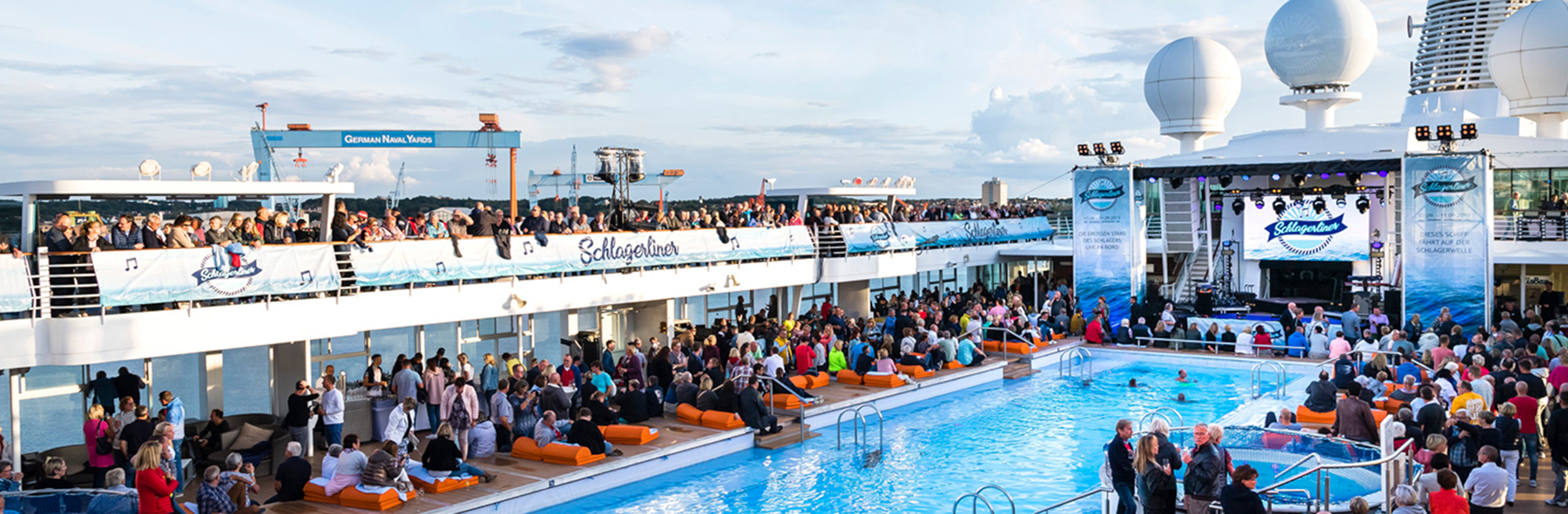 Pooldeck Mein Schiff während Schlagerliner