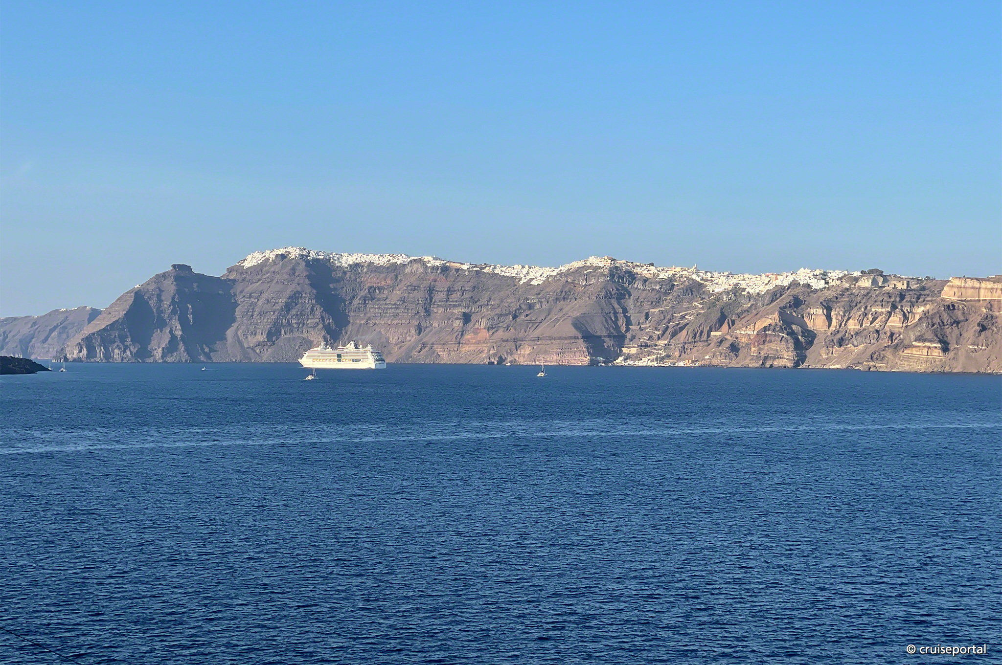 Blick vom Schiff auf Santorin