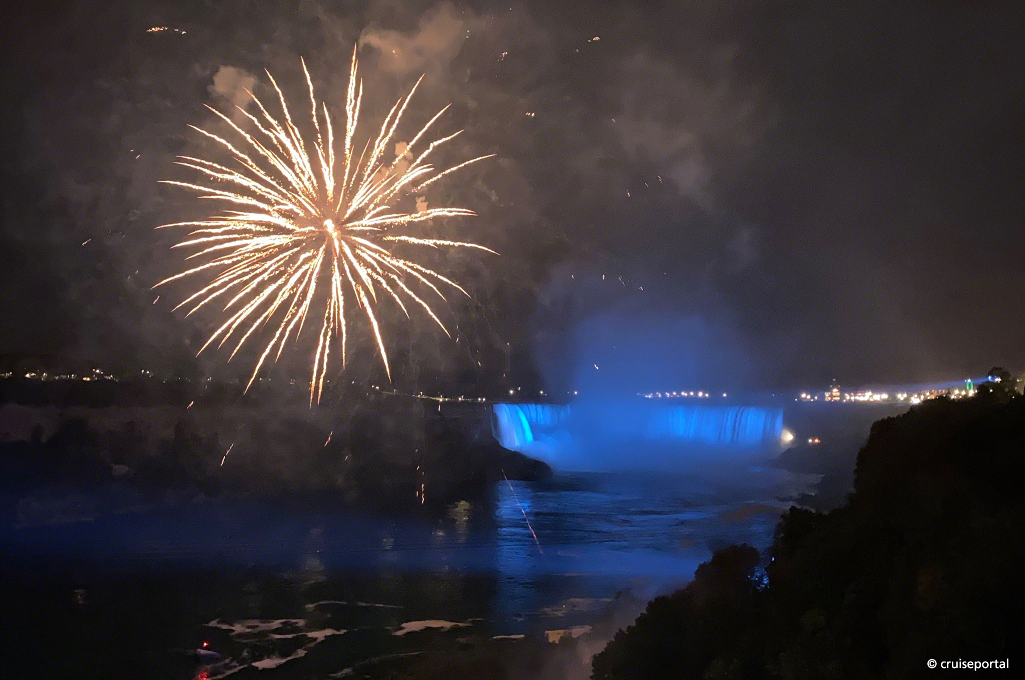Niagara Fälle am Abend mit Feuerwerk