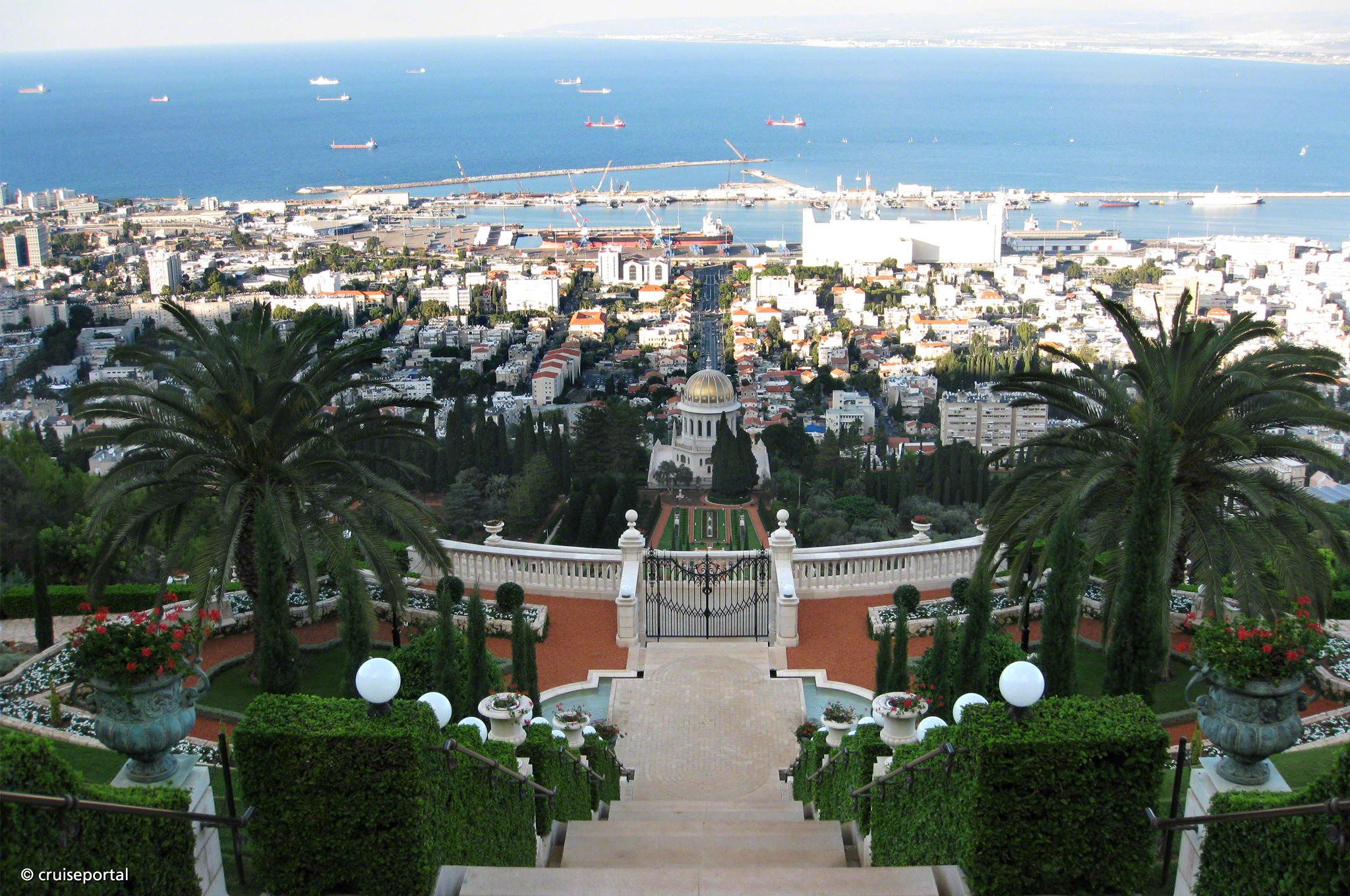 Blick über die Stadt von den Bahá’í Gärten aus
