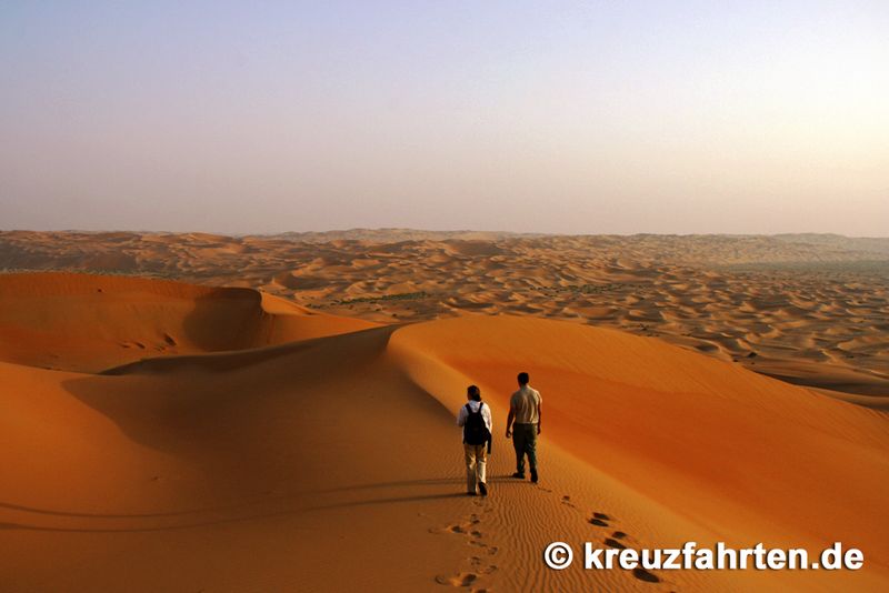 Zu Fuß über die Dünen der Wüste.