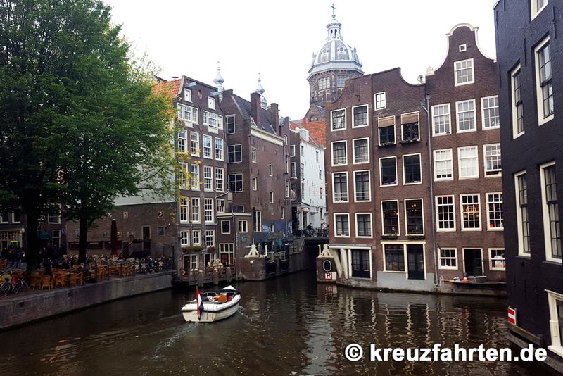 Grachtenhäuser und Boot in Amsterdam