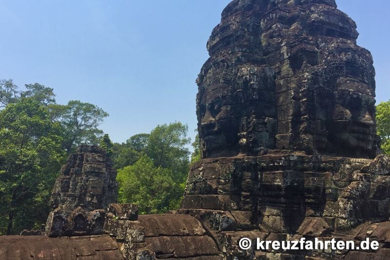 Riesige Gesichter aus Stein blicken auf die Besucher von Angkor Thom herab.