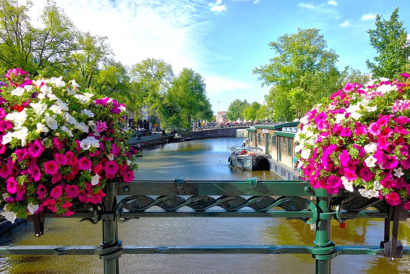 Mit Blumen verzierte Brücke in Amsterdam