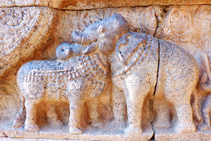 Relief von Elefanten in Indien.