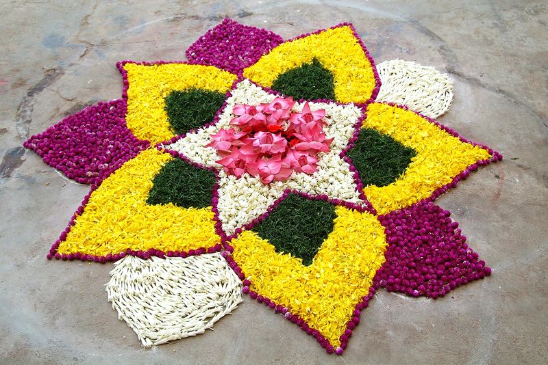 Indische Blumenkunst aus farbintensiven Blütenblättern.