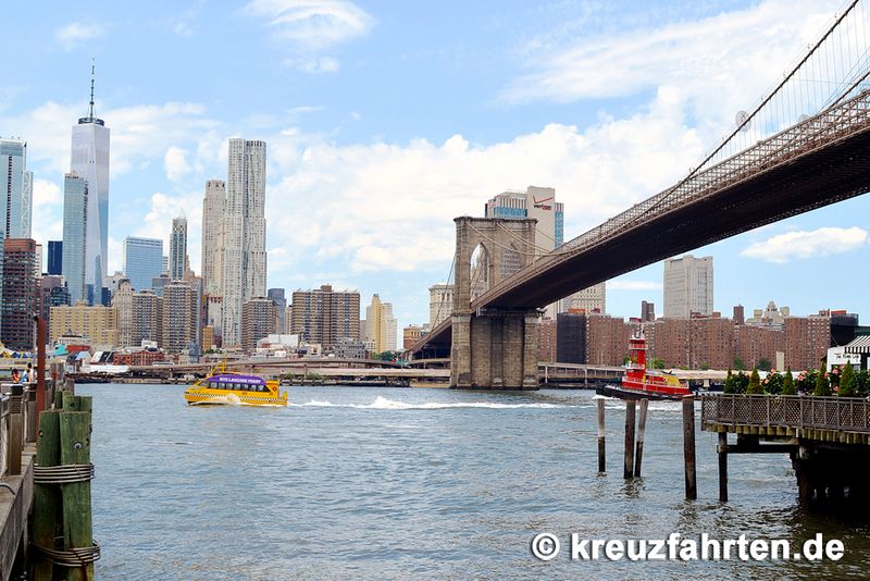 Ein Spaziergang über die Brooklyn Bridge lohnt sich schon allein wegen der wunderbaren Aussicht.
