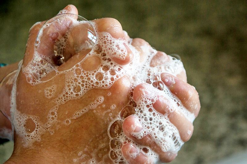 Die Empfehlung der Experten: 30 Sekunden lang gründlich die Hände mit Seife waschen, um Viren abzutöten. 