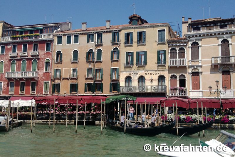 Vaporetti und Wasser-Taxen sind beliebte und praktische Fortbewegungsmittel, um Venedig zu erkunden.