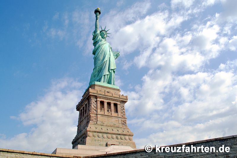 Die Freiheitsstatue ist das berühmte Wahrzeichen New Yorks.