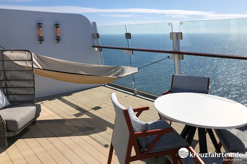 Auf der Dachterrasse der Himmel & Meer Suite an Bord der Mein Schiff 1 wartet nicht nur eine Hängematte auf die Gäste.
