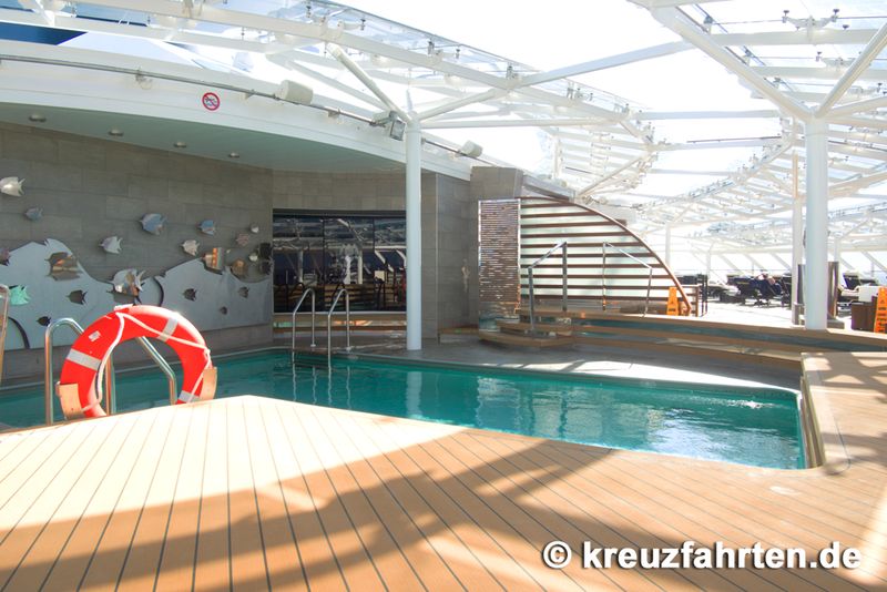 Der Pool für die Gäste des MSC Yacht Club an Bord der MSC Meraviglia.