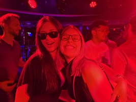 Juliette und Franzi im Club