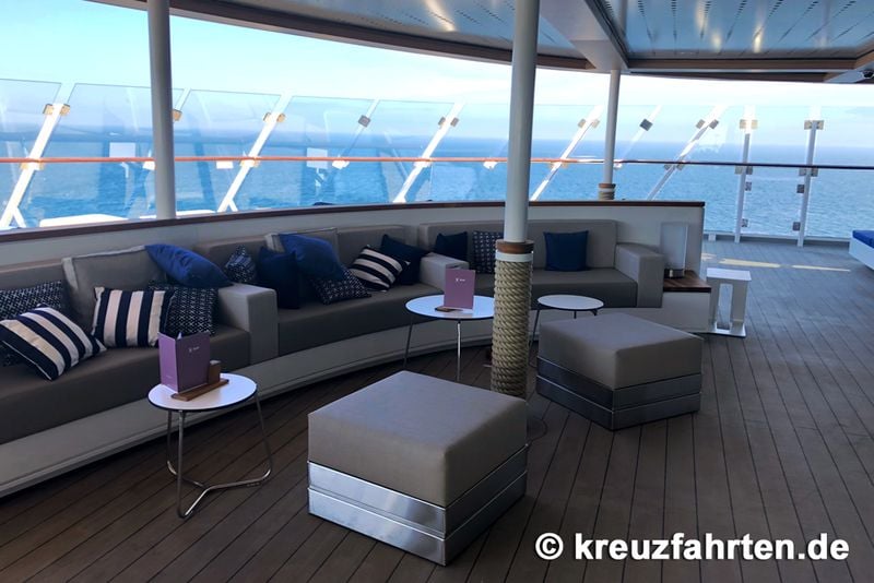 Bequeme Loungemöbel in der X-Lounge von TUI Cruises. 