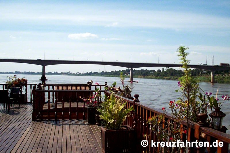 Ausblick vom Sonnendeck eines Schiffes auf den Mekong
