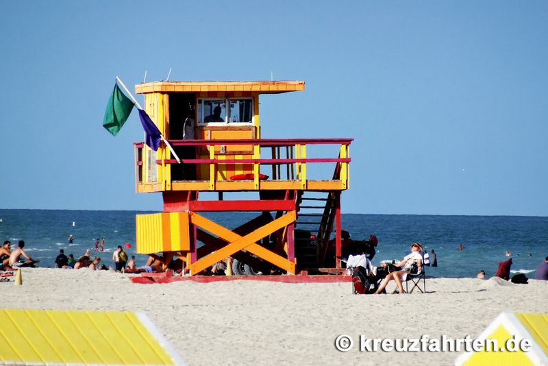 Relaxt und kunterbunt geht es am Strand Miamis zu.