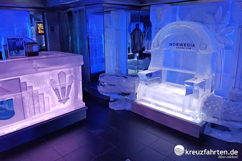 Warm anziehen dürfen sich die Gäste der Icebar an Bord der Norwegian Getaway.