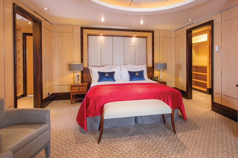 Die zweistöckige Suite an Bord der Queen Mary 2 bietet viel Platz und ein klassisches Ambiete.