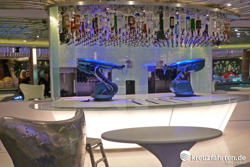 Die Roboter-Barkeeper der Bionic-Bar servieren den Gästen die Drinks ganz nach ihren Wünschen. 