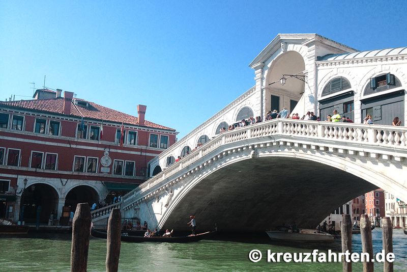 Die Rialtobrücke ist eine der bekanntesten Sehenswürdigkeiten Venedigs.