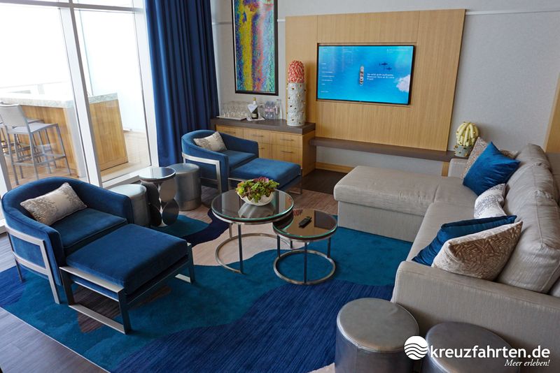 Der Wohnraum der Royal Loft Suite an Bord der Symphony of the Seas befindet sich auf dem unteren Deck, zusammen mit einem Schlafzimmer, einem Bad und einem großzügigen Balkon.