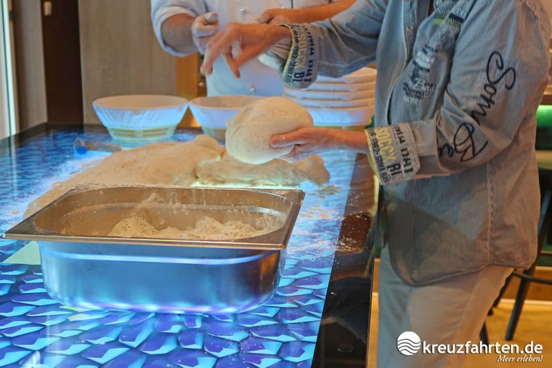 In diesem Workshop der Manufaktur - Kreativ-Küche lernen die Urlauber an Bord der Mein Schiff 1, wie sie das leckere Artisan Brot selbst zubereiten.