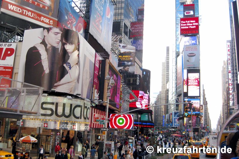 Muss man in New York gesehen haben: den bunt leuchtenden Times Square.