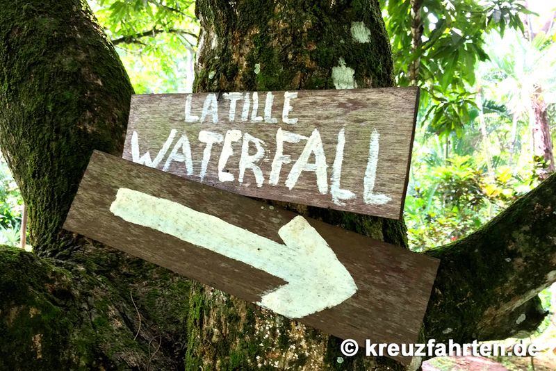 Latille Wasserfall Richtungsschild im Regenwald von St. Lucia