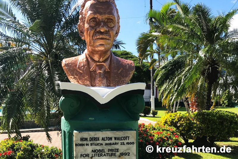 Statue des Nobelpreisträgers Derek Walcott in St. Lucia