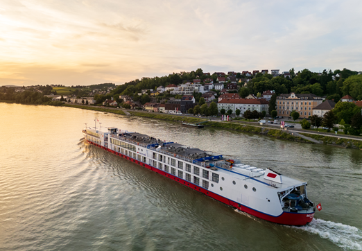 Flusskreuzfahrt auf Donau mit Nicko Cruises Flusskreuzfahrtschiff Kulisse Sonnenuntergang romantisch Flusskreuzfahrt auf Donau mit Nicko Cruises Flusskreuzfahrtschiff Kulisse Sonnenuntergang romantisch