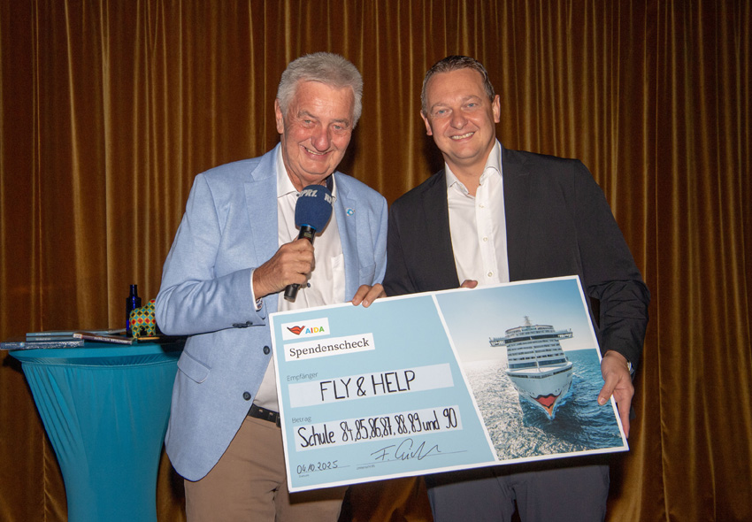 Spendengala der Reiner Meutsch Stiftung FLY & HELP AIDA Präsident Felix Eichhorn einen symbolischen Scheck über 500.000 Euro an den Stiftungsgründer