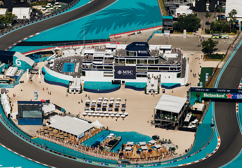 Formel 1 Rennstrecke in Miami mit Gebäude bzw Tribüne von MSC Cruises