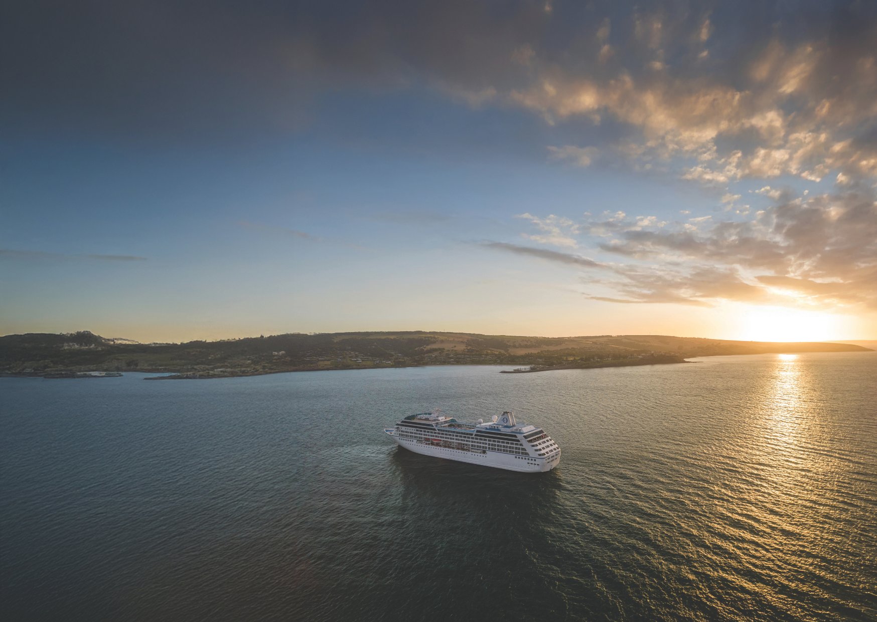 Schiff Oceania Aurelia auf dem offenen Meer mit Küste im Hintergrund