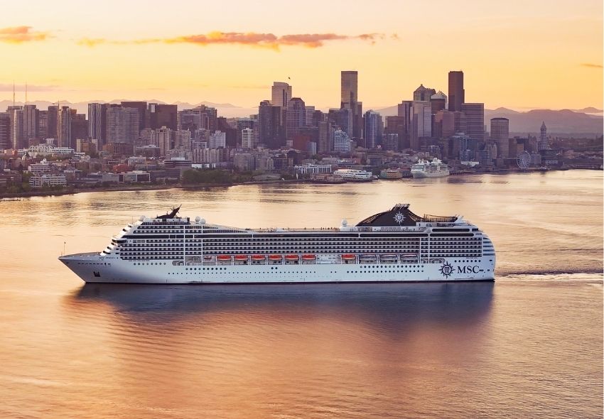 MSC Poesia im Hafen von Seattle Die MSC Poesia im Wasser mit der Skyline von Seattle im Hintergrund