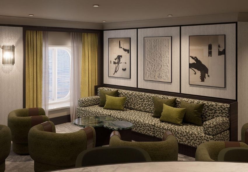 Bild eines modernisierten Wohnbereichs an Bord der Crystal Serenity mit Sofa, Sesseln, Kunstwerken und Blick auf das Meer.