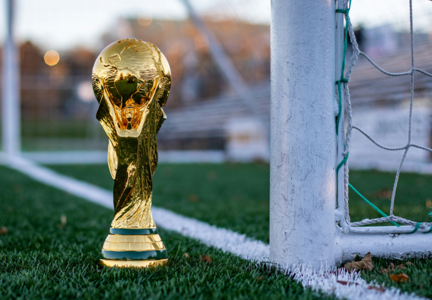 Pokal WM 2026 Goldener Pokal steht auf einem Rasenplatz am Tor