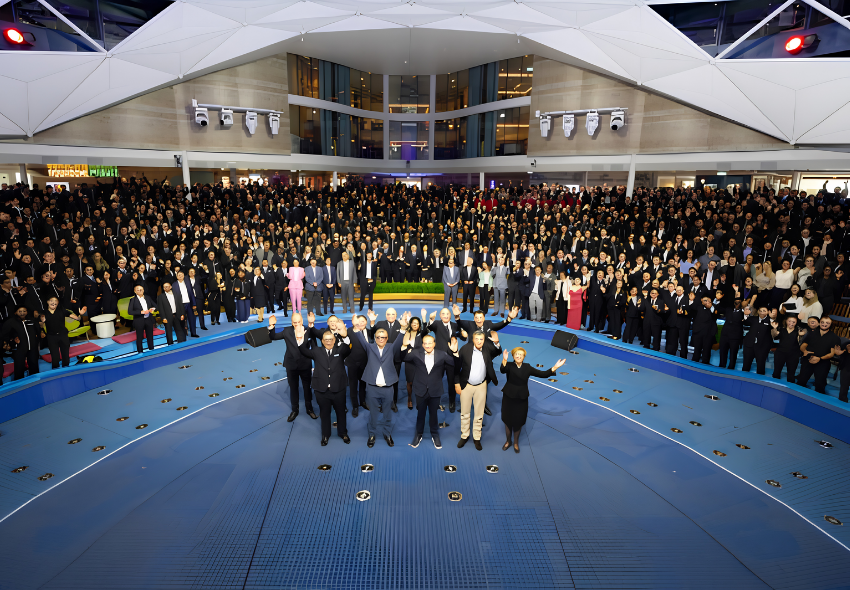 Feierliche Übergabe der Legend of the Seas auf der Meyer-Turku-Werft Hunderte Crewmitglieder, Werftmitarbeitende und Führungskräfte versammeln sich in einem großen Innenbereich der Legend of the Seas zu einem gemeinsamen Gruppenfoto. Die Aufnahme entstand anlässlich der offiziellen Übergabe des neuen Kreuzfahrtschiffe