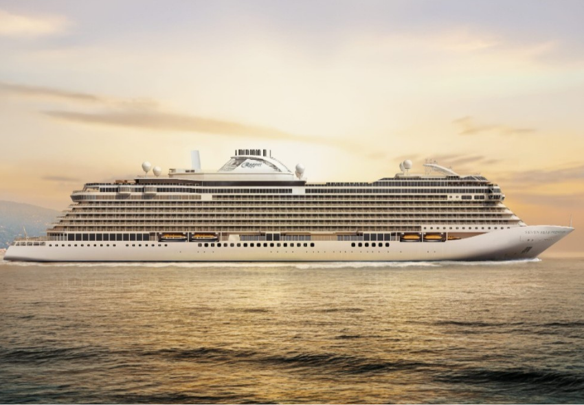 Seven Seas Prestige auf ihrer Jungfernfahrt Das Bild zeigt die Seven Seas Prestige von Regent Seven Seas Cruises in der Seitenansicht auf ruhiger See. Das große, weiße Luxuskreuzfahrtschiff fährt bei warmem Abendlicht über das Wasser. Mehrere Decks mit Balkonkabinen ziehen sich über die gesamt