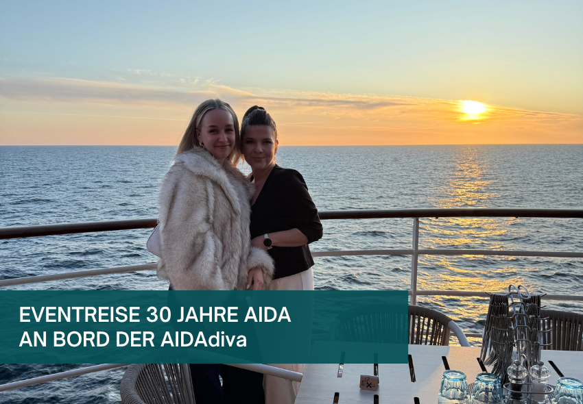 Rebecca und Julia an Bord der AIDAdiva Die beiden Mitarbeiterinnen von kreuzfahrten.de, Rebecca und Julia, stehen bei Sonnenuntergang auf dem Außendeck der AIDAdiva. Im Hintergrund sind das Meer und die tief stehende Sonne zu sehen, im Vordergrund die Reling sowie Teile eines Tisches und Stü