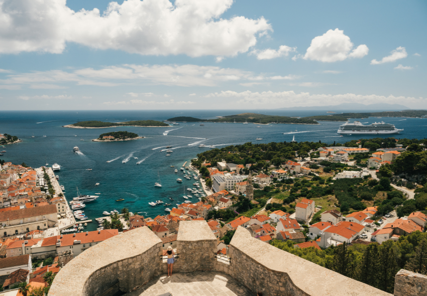 Blick auf den Hafen von Dubrovnik und das Meer von oben, rechts im Bild ein Schiff von Oceania Cruises