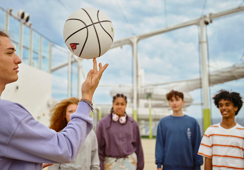 Junge Leute auf AIDA Schiff spielen Basketball