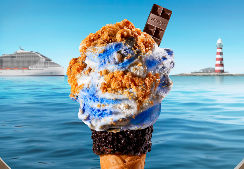 Die neue Sorte Crunchy Waves in einer Waffel, im Hintergrund das Meer, links die MSC World Asia und rechts der Ocean Cay Leuchtturm