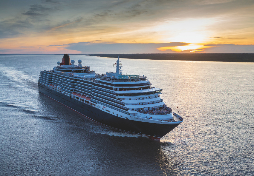 Außenansicht der Queen Victoria auf dem Meer von vorne