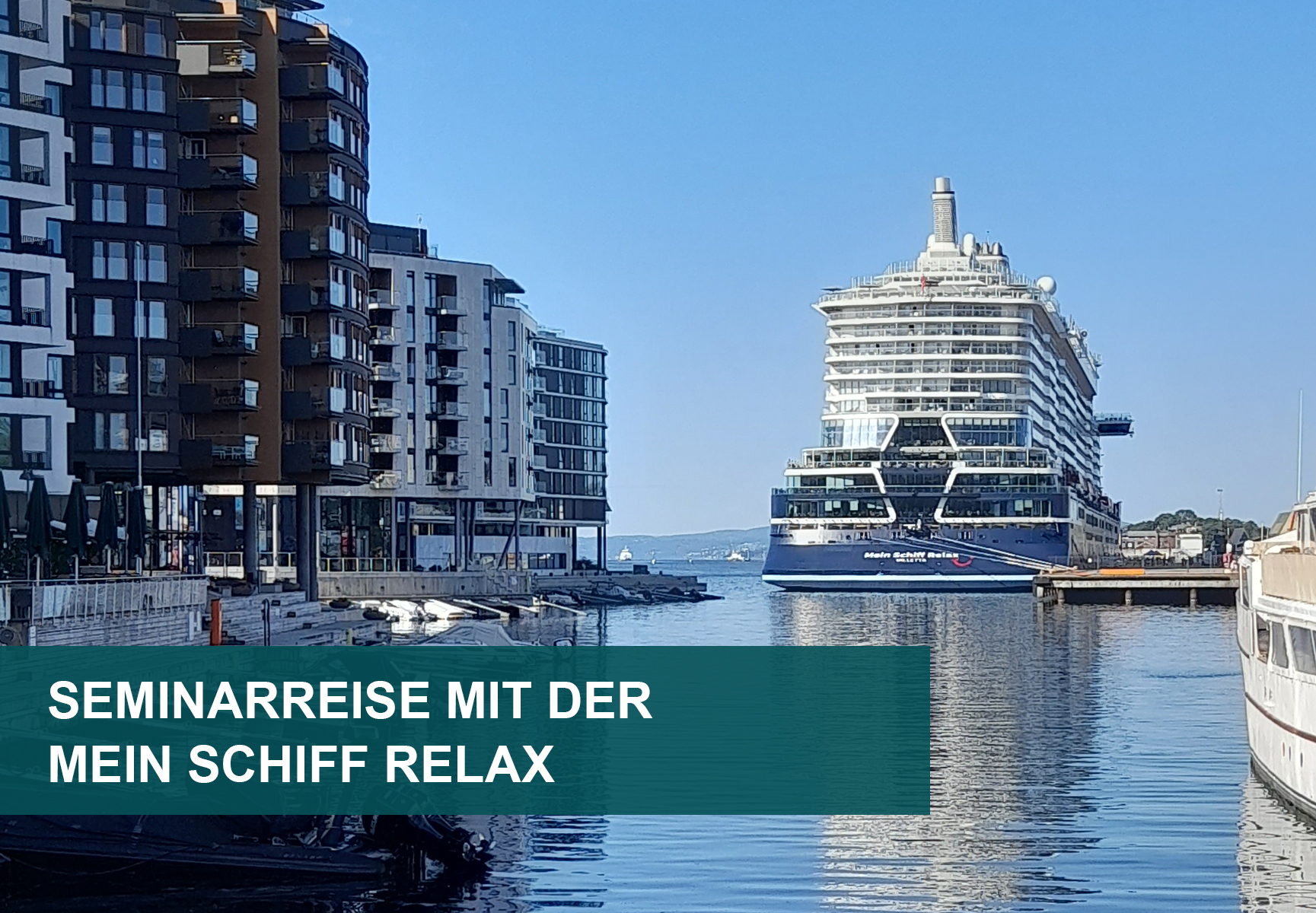 Mein Schiff Relax liegt am Anleger im Hafen von Oslo mit Häuserfronten links