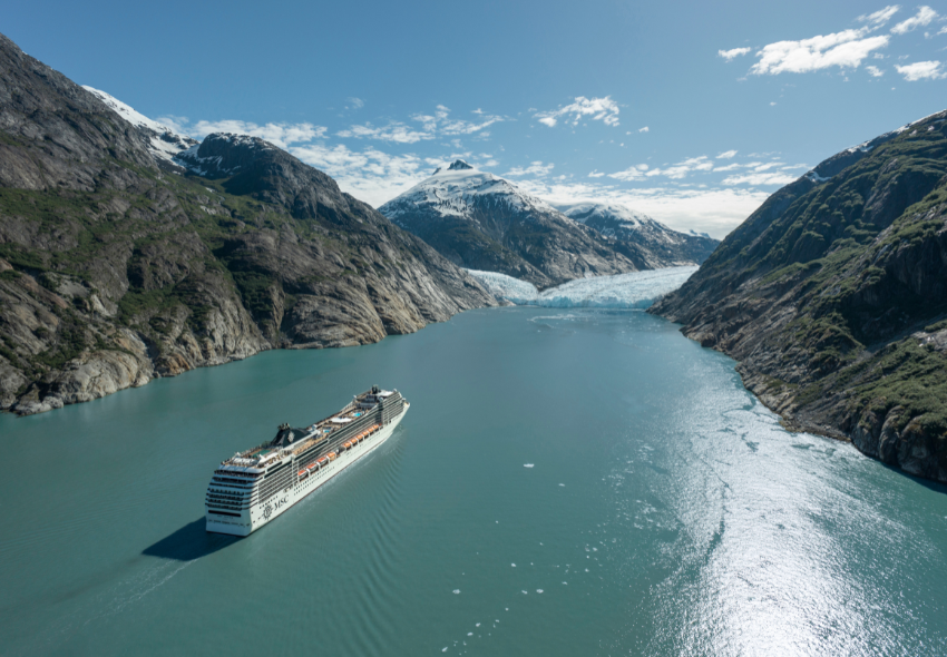 MSC Poesia im Endicott Arm, Alaska Schiff fährt zwischen Fjorden auf blauem Wasser