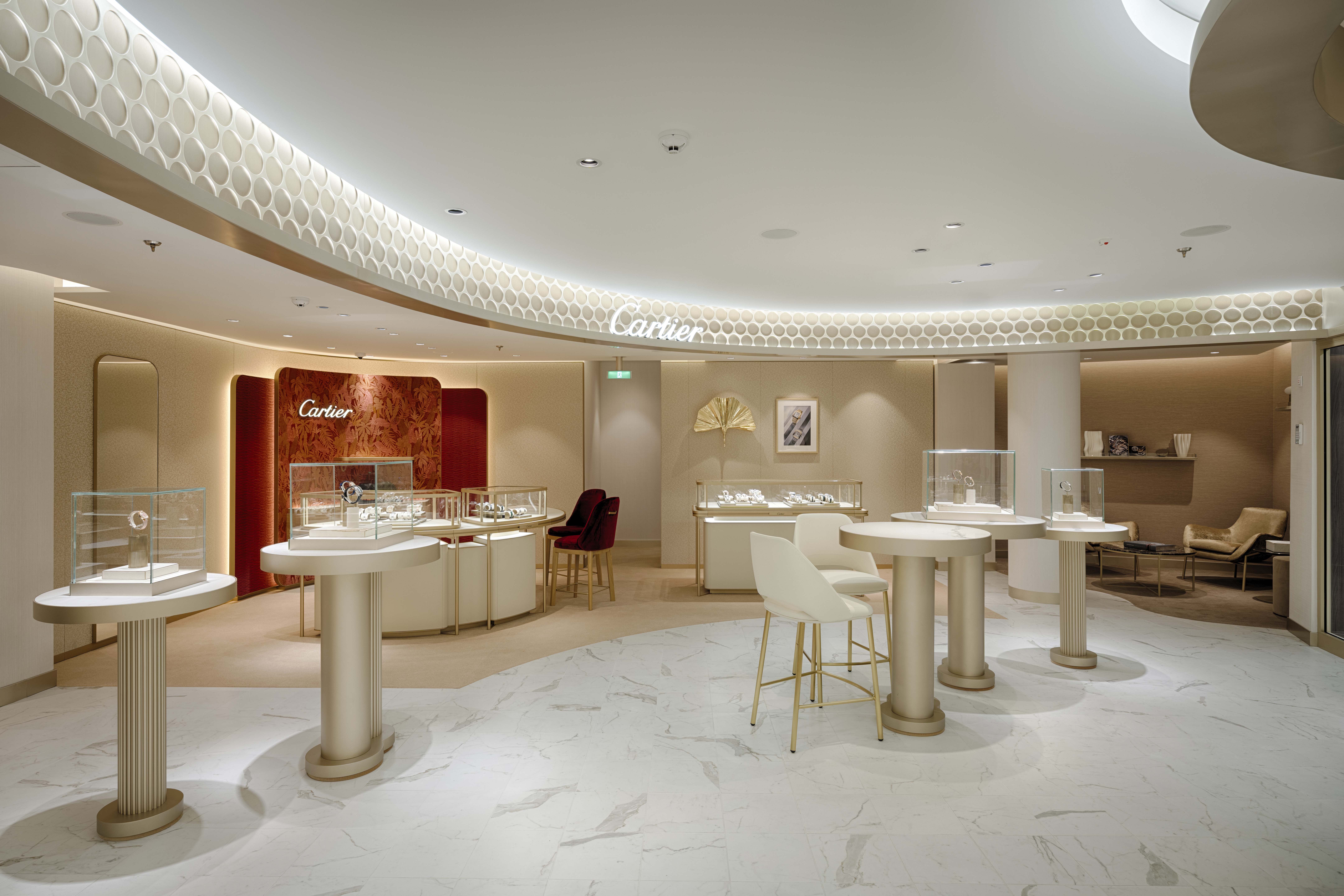 Cartier Luxusbotique MSC World Asia Elegantes, modernes Innenraumdesign in hellen Tönen gehalten mit warmen Licht