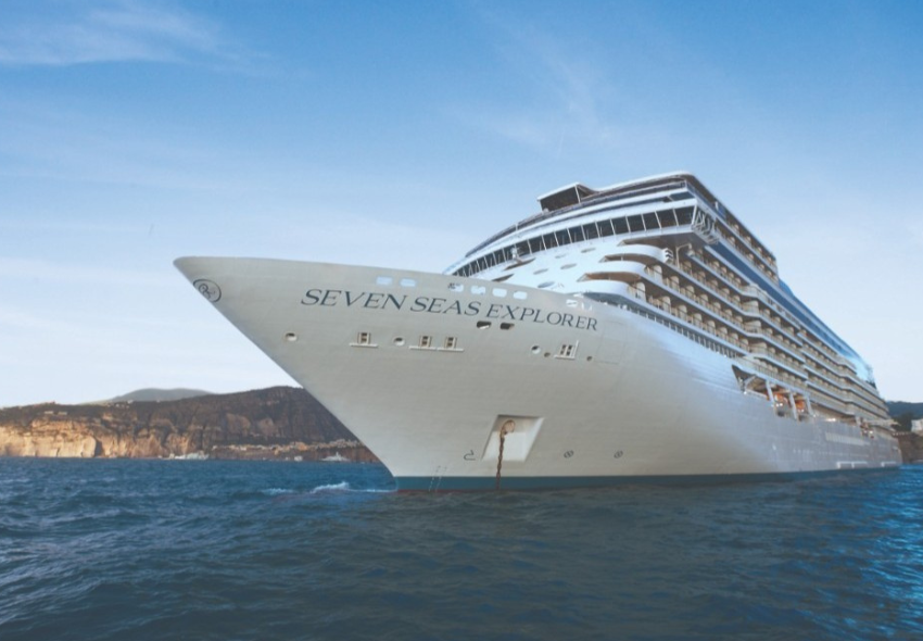 Schiff Seven Seas Explorer Schiff vom Meer aus fotografiert vor Felsen