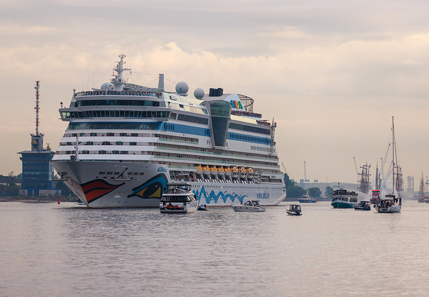 AIDAdiva Hanse Sail AIDAdiva läuft in Rostocker Hafen anlässlich Hanse Sail ein