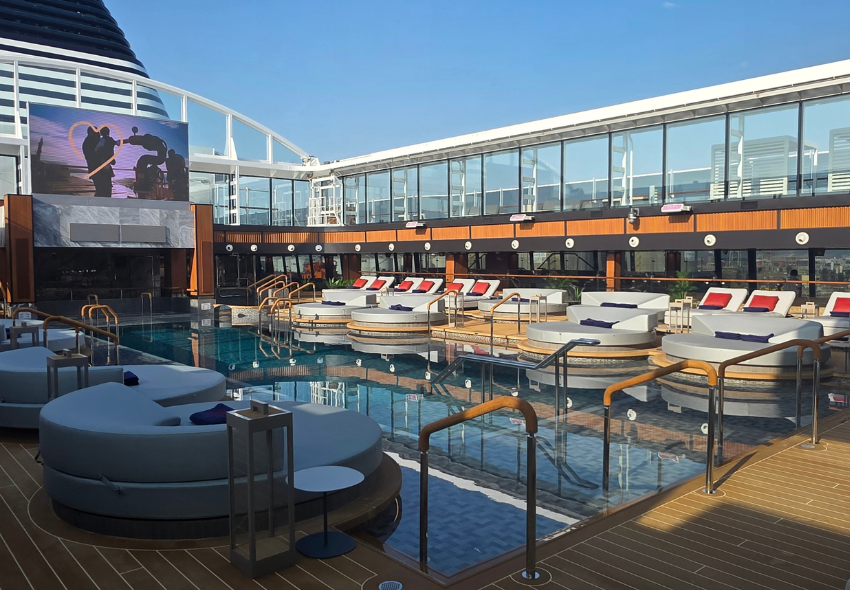 The Conservatory Pool 23, Explora III Pool mit runden Liegeinseln vor Bildschirm
